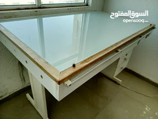  1 مرسم و طاولة شف (حجم كبير بقياس 130سم x 85 سم) لجميع الاغراض الهندسية.