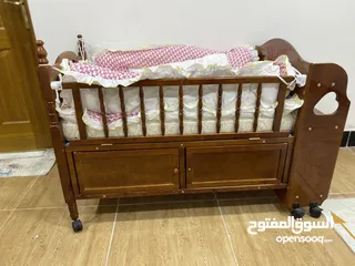  4 سرير طفل مع ملحقاته مندر ومصد طفل