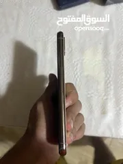  3 ايفون xs لون ذهبي بحالة ممتازة 256 جيجا مع ثلاث كفارت
