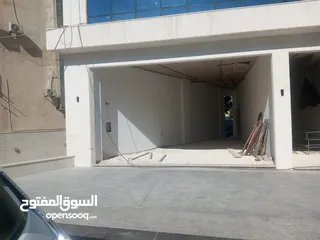  4 معارض ومكاتب تجاريه للايجار في موقع مميز جداً