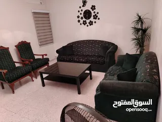  1 طقم كنب 7 مقاعد بحالة ممتازه سويد 4 سم مع مفردتين خشب زان