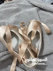  1 Brand new ballet pointe shoes never worn comes with soft toe pads   حذاء بوانت للباليه جديد تمامًا