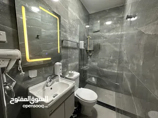  3 غرف وشقق فندقية نظيفة على البحر وبجانب السوق، موقع ممتاز، مطاعم، موقف عام، بلكونات، انترنت، مكيفات.