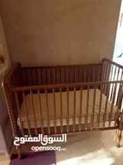  1 سرير اطفال  خشب زان مع فرشة بحالة ممتازة جدا/ السرير له جانب متحرك للأعلى والاسفل وله عجلات