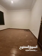  9 شقه  ثاني هندسي طابقيه لها مدخلين ويتبع لها غرفه علي السطح