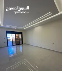  4 لقطة في ام زويتينه الجبيهة شبه ارضي مع ترس و مدخل