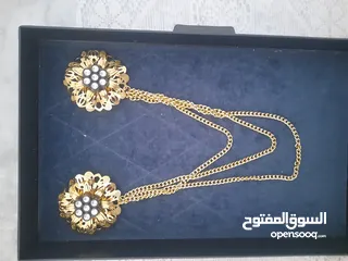  4 اكسسوارات لكل الأوقات، لجميع المناسبات، ولجميع الاذواق، أنيقة.. بروشات، عقود طويلة وقصيرة،و اقراط