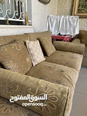  9 طقم كتب 8 مقاعد مع طاولة منتصف مستخدم بحالة جيدة .. ممكن يركب على شكل L..  لغرفة المعيشة او الصالة
