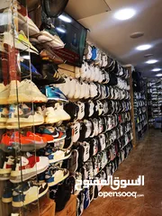  13 محل أحذيه بكامل الديكور والمعدات والأحذيه