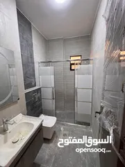  5 شقة ارضية للبيع بالزرقاء الجديدة خلف فندق جوابرة مباشره كاش او اقساط