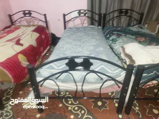  5 تخت مفرد عدد 3 بحاله الوكاله تم شرائهم خلال اسبوعين والبيع بداعي السفر