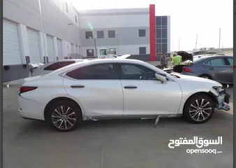  9 Es350 تشليع وبدون ايرباجات وتقرير موجودللبيع بالحادث او جاهز فرصه للي حاب يتاجر او يستخدم بسعر ممتاز