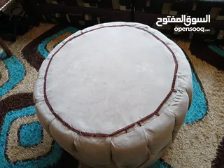 6 طاولة دائرية لون بيج، بحالة ممتازة  قطر: 77 سم المحيط: 2.60 سم.