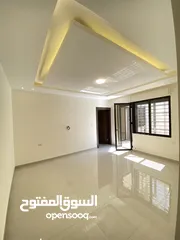  19 شقة ارضية مميزة جدا 185 متر داخلي و خارجي 200 متر مع كراج خاص و 3 مداخل للشقة