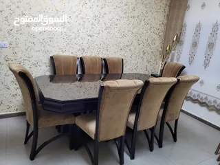  1 طاوله سفره خشبية كبيره مع 8 كراسي خشب