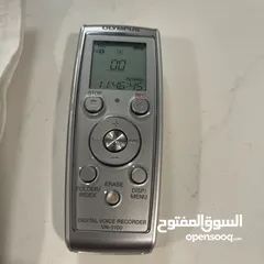  1 جهاز التسجيل الصوتي ماركه المبوس Olympus . لتسجيل المحاضرات لطلاب الجامعه والكليات او اي مجال اخر تس