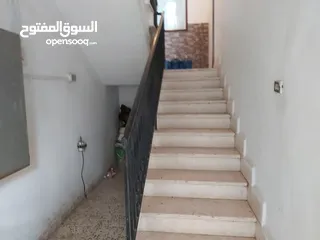  7 عمارة 4 طوابق للبيع في حي نزال على دونم ارض تحتوي 8 شقق وروف من المالك