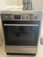  1 Whirpool 4 cooking zones with oven.
