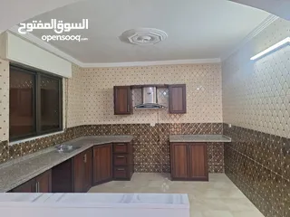  1 شقة شبه ارضية فاخرة مع ساحة خاصة للبيع ، موقع مميز وهادئ