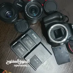  3 كاميرا 200d مع جميع الملحقات  فيديو وصور بجودة عالية جدا معاها شنطة وعدستين وميموري و3 بطاريات اصلية