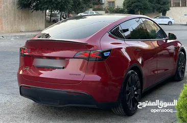  3 تيسلا Y 2022 performance لون خمري مميزة داخلي ابيض الاداء العالي دفع رباعي وبسعر مغري جداً جمرك جديد