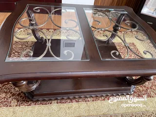  4 طاولة وسطية وطاولتين جانبيات، طقم حفر فاخر وثقيل مع زخرفة حديد وسطح زجاجي