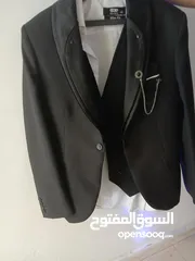  2 بدلة عريس جديدة ملبوسه نص ساعه فقط معها جميع اغراضها