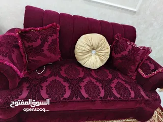  5 طقم كنب 9 مقاعد بحالة ممتازة لون خمري