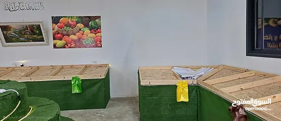  7 اغراض محل خضار وفواكه بحالة ممتازة ثلاجات ورفوف حديد مع خشب ومقاسات مختلفه ... ثلاجه عرض 4 متر .
