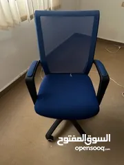  3 طاولة مكتب بيضاوية + كراسي عجل مميزه + مكاتب مختلفة (استعمال بسيط جدا - شبه جديد) بسبب السفر