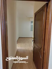  13 شقه فارغه طابق الاول ثلاث غرف نوم طابقيه في عبدون للايجار السنوي 8500