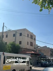  22 مجمع تجاري في وسط إربد عبارة عن محلات وشقق مع تسوية