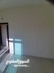  14 شقه للايجار قرب شارع الارسال مقابل المقاطعه