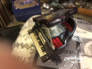  6 مصغرات بيانو مع عربه الاثنين فيهم موسيقى