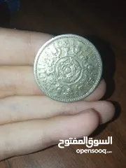  2 عمله مرسوم عليها الملكه اليزابيث