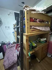  1 تخت طابقين مع مكتبان مزدوجان
