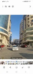  1 مكتب. للايجار 85  ثلاث غرف. وصاله. وحمام ومطبخ مطل وسط البلد منطقه حيويه