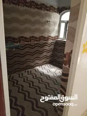  3 ثلاث غرف ب80 ب22 مايو قريب هوت اسبايسي  وحمامين ومطبخ وصاله دور اول مرتفع