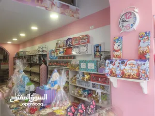  1 محل شوكولاته وعصائر ومناسبات لبيع كامل بالبضاعه والاجهزة