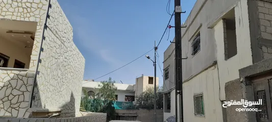  11 بيت مع ارض للبيع