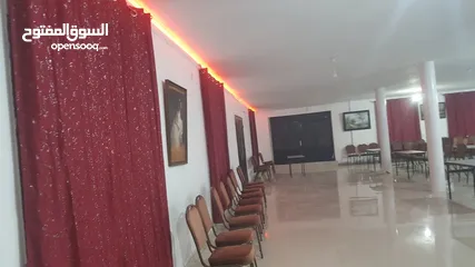  1 قاعة واسعه 250 متر مربع ومحلات متعددة الاستخدام