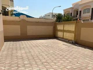  1 للبيع فيلا مميزة كورنر في بوشر قريب المدرسه الامريكيه 4 غرف نوم وصالتين وحوش واسع