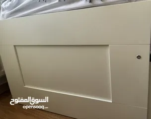  6 سرير لون ابيض مع ادراج واسعه من ايكيا مفرد ويمكن ان يستخدم كسرير مزدوج او صوفا