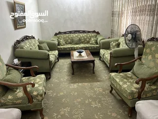  1 طقم كنب ضيوف مقاعد عدد 9 بحاله ممتازه مع طقم طاولات