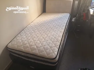  1 سرير مفرد مع كومدينه