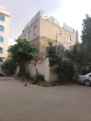 4 بيت شعبي ثلاث أدوار للبيع والارضية للبيع 4 لبن في صنعاء