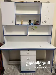  1 مكتب بحالة جيدة مع رفوف و خزانتين