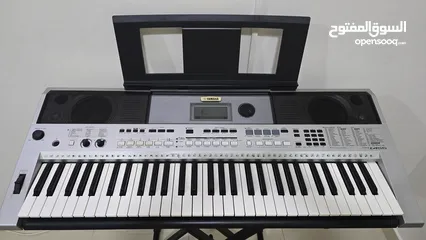  1 Yamaha PSR i455 Electronic Keyboard