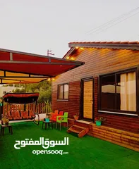  16 كوخ خشبي غرفتين نوم وصالون وحمام ومطبخ وثلاجه وشاشه ومكيف وغاز وساحه خارجيه مع اطلاله مميزه