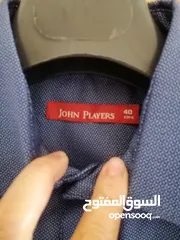  2 قميص اصلي غير مستخدم بسعر مغري 6 د مقاس M